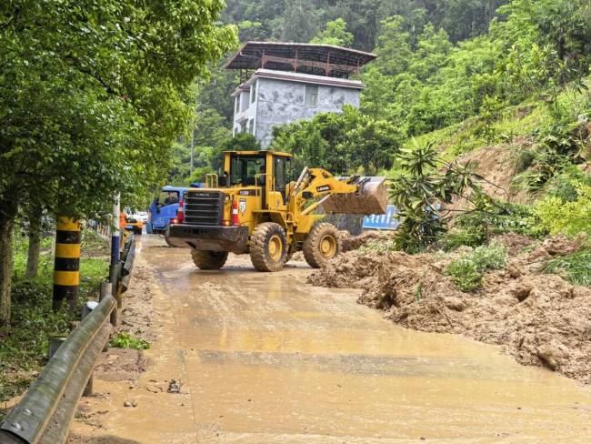 湖北暴雨引发两起公路灾毁事件