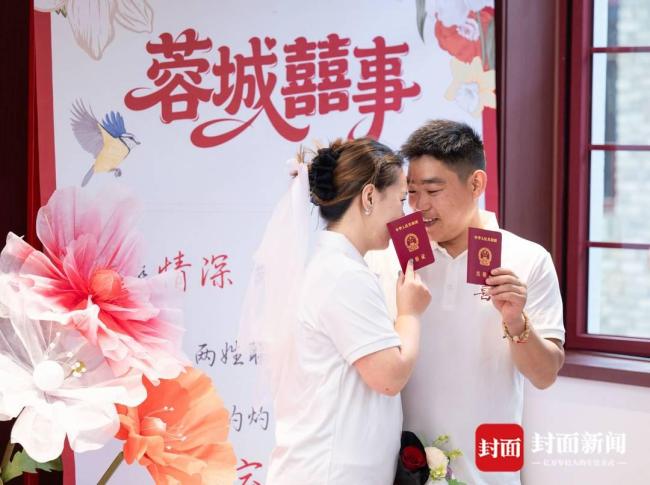 520领证爆满：谁说现在没人愿意结婚了 新人排队见证爱