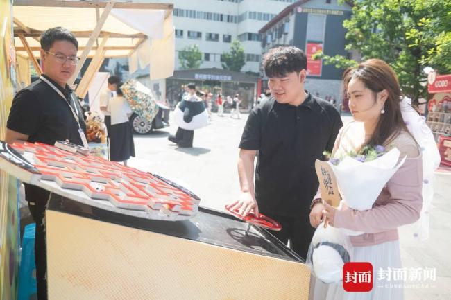 520领证爆满：谁说现在没人愿意结婚了 新人排队见证爱